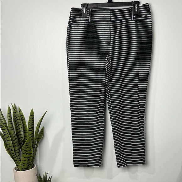 LOFT Pants - Ann Taylor LOFT Striped Riviera Cropped Pants Julie Fit Size 8